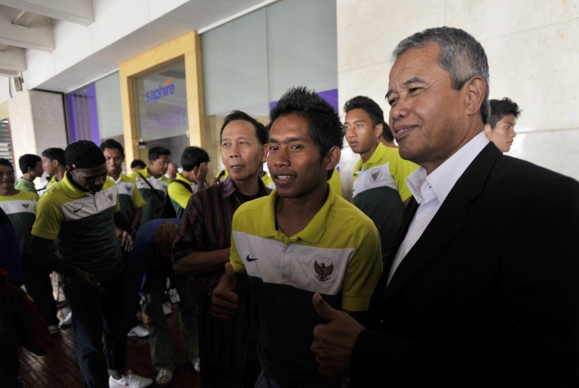 Kapten Tim Nasional U-21 Indonesia, Andik Vermansyah (kedua kanan) dan Ketua Umum PSSI Djohar Arifin Husein (kanan) saat akan berangkat menuju Brunei Darussalam di Bandara Soekarno Hatta, Tangerang, Banten, Rabu (22/2). Timnas U-21 akan menjalani laga inte