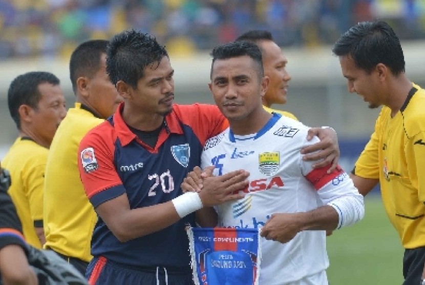 Kapten tim PBR Bambang Pamungkas dan tim Persib Bandung Firman Utina.