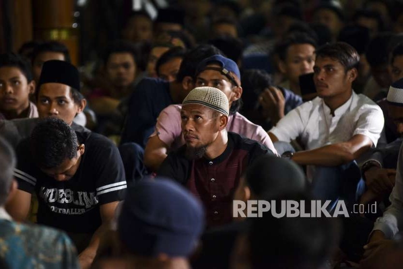 Petugas Polrestabes Bandung menggelar rekonstruksi pengeroyokan yang dilakukan oleh oknum bobotoh terhadap seorang suporter Persija, Haringga Sirla, di Stadion Gelora Bandung Lautan Api (GBLA), Bandung, Jawa Barat, Rabu (26/9). 