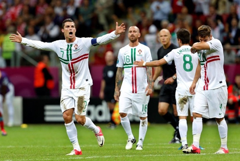 Kapten tim Portugal, Cristiano Ronaldo meluapkan kegembiraan usai menjebol gawang Republik Cheska dalam babak perempat final Piala Eropa 2012, Jumat (22/6) WIB dinihari. 