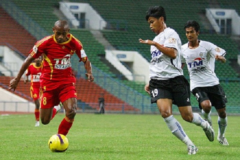 Kapten Tim Semen Padang, Elie Aiboy (kiri) sedang menggiring bola.