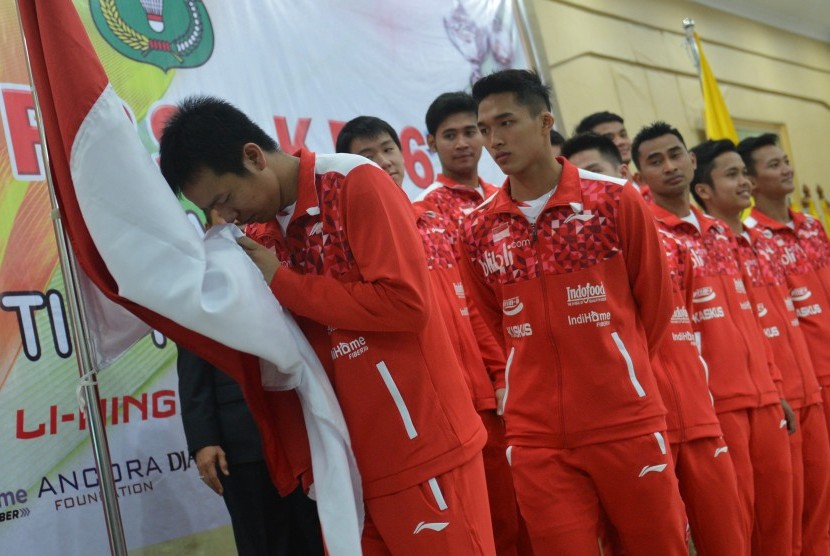 Kapten tim Thomas Indonesia Hendra Setiawan mencium bendera merah putih saat pelepasan Tim Thomas dan Uber 2016 di Pelatnas PBSI, Cipayung, Jakarta, Senin (9/5).