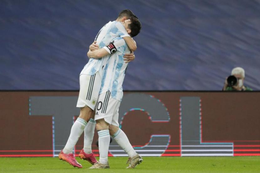 Kapten timnas Argentina, Lionel Messi (kanan) memeluk Angel Di Maria seusai gol yang dicetak Di Maria pada babak pertama final Copa America 2021 di Stadion Maracana, Ahad (11/7). Argentina sementara unggul 1-0.