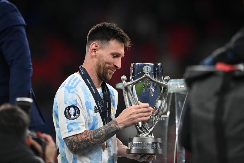 Kapten timnas Argentina Lionel Messi memegang trofi juara Finalissima setelah mengalahkan Italia 3-0.