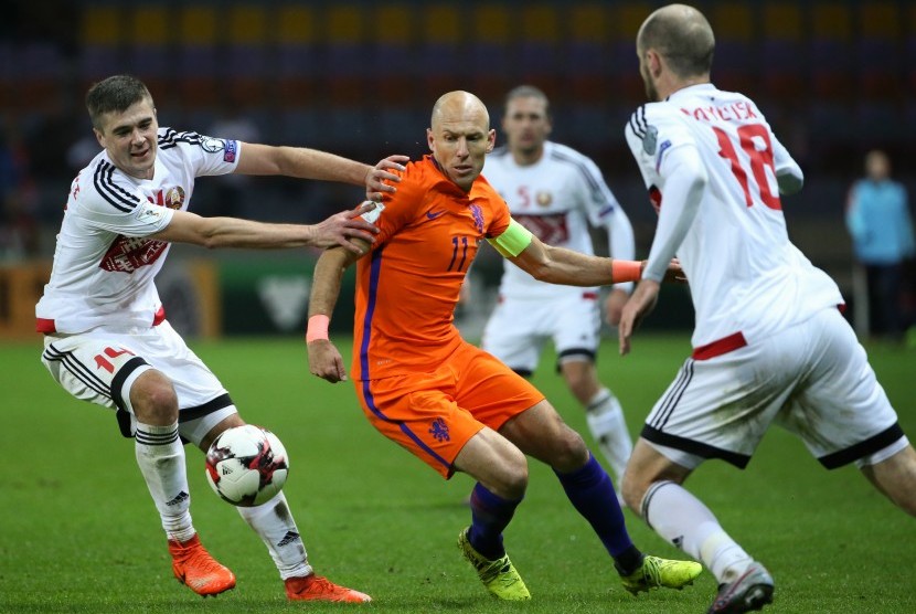 Kapten timnas Belanda, Arjen Robben (tengah) di antara kawalan pemain Belarusia pada laga kualifikasi Piala Dunia 2018 zona Eropa, di Belarus, Sabtu (7/10). Belandang menang 3-1 pada laga ini.