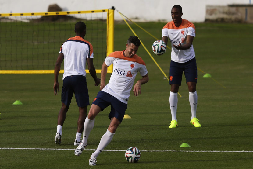 Kapten Timnas Belanda, Robin van Persie (tengah), melakukan latihan menggiring bola saat latihan bersaman rekan setimnya di Rio de Janeiro, Brasil, Jumat (6/6). 