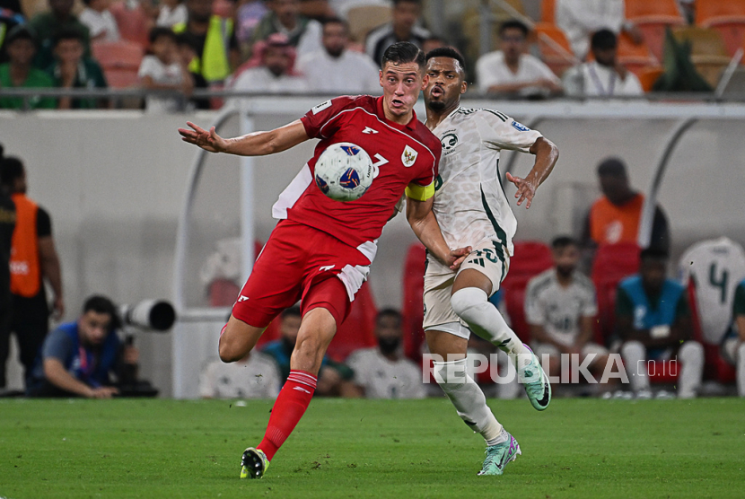 Kapten timnas Indonesia Jay Noah Idzes (kiri) ditantang oleh pemain Arab Saudi Aiman ??Yahya dalam pertandingan babak keempat kualifikasi Piala Dunia 2026 Grup B antara Arab Saudi dan Indonesia di Stadion Alinma Bank, King Abdullah Sports City, Jeddah, Arab Saudi, Kamis, 9 Oktober 2025 dini hari WIB. 