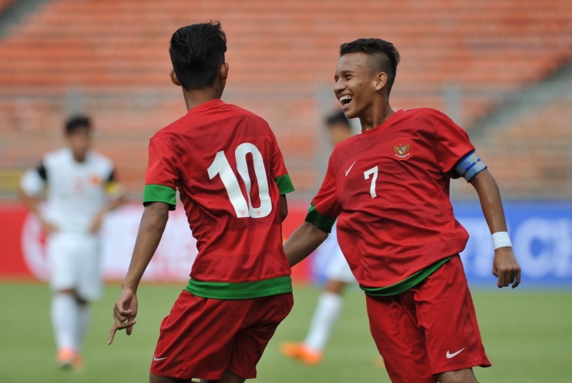 Kapten timnas Indonesia U16 Egi Maulana bersama penyerang Rizky Fajar melakukan selebrasi seusai mencetak gol ke gawang tim lawan.
