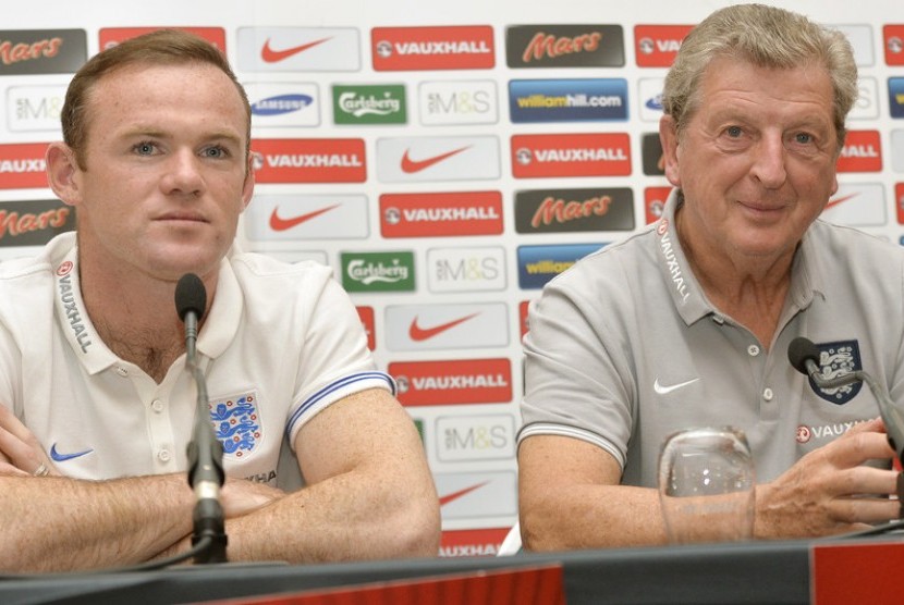 Kapten Timnas Inggris Wayne Rooney bersama pelatih Roy Hodgson