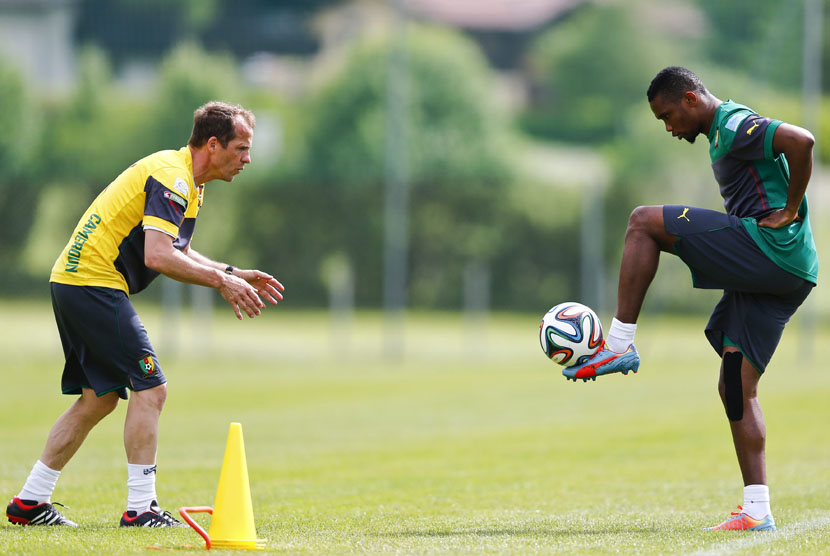 Kapten Timnas Kamerun, Samuel Eto'o (kanan), menendang bola dalam sesi latihan di Walchsee, Austria, pada 23 Mei lalu.