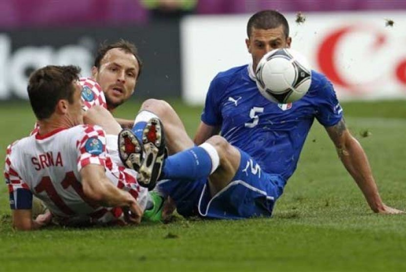  Kapten Timnas Kroasia, Darijo Srna (kiri) saat berebut bola dengan pemain Italia, Thiago Motta (kanan) dalam pertandingan Grup C Piala Eropa 2012 di Poznan, Polandia.