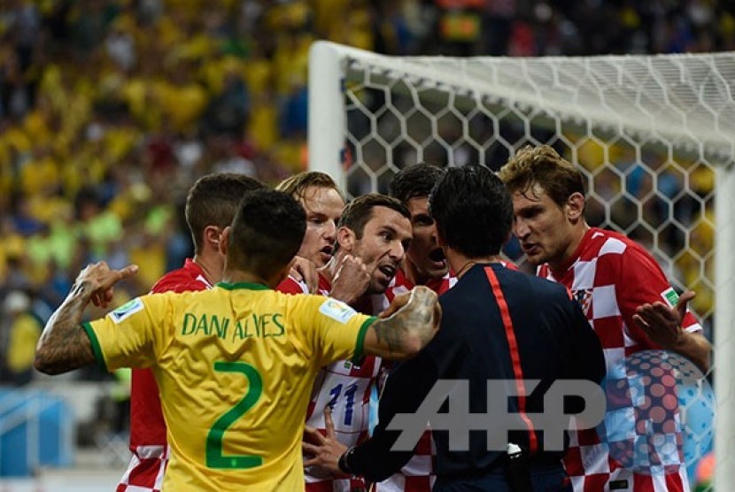 Kapten timnas Kroasia Darijo Srna (tengah) bersama rekan satu timnya memprotes putusan wasit asal Jepang Yuichi Nishimura (2 kanan) yang memberikan hadiah pinalti kepada Brasil dalam pertandingan Grup A antara Brasil melawan Kroasia yang berakhir 3-1 bagi 