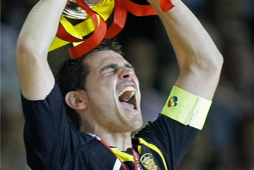 Kapten timnas Spanyol, Iker Casillas, mengangkat trofi setelah membawa Spanyol mengalahkan Jerman di final Piala Eropa 2008 di Stadion Ernst-Happel, Wina, Austria. 