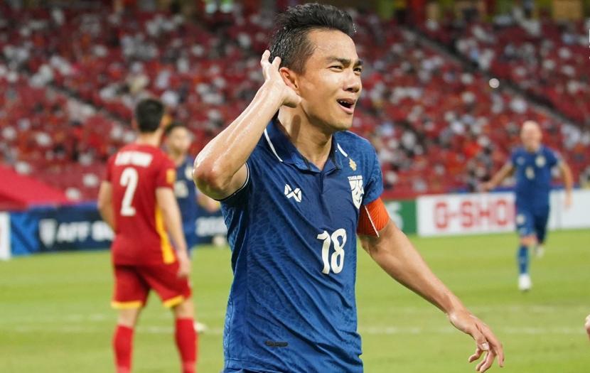 Kapten timnas Thailand, Chanatip Songkrasin merayakan gol pada laga leg pertama semifinal Piala AFF 2020, di Stadion National Singapura, Kamis (23/12). Thailand menang 2-0 pada laga ini.
