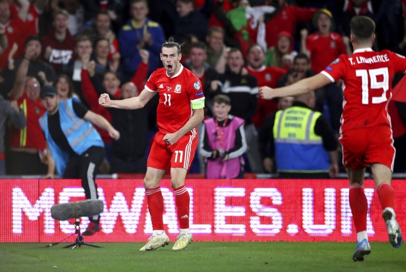 Kapten timnas Wales, Gareth Bale (kiri) merayakan gol ke gawang Azerbaijan pada laga kualifikasi Piala Eropa 2020, di Cardiff, Sabtu (7/9) dini hari WIB.