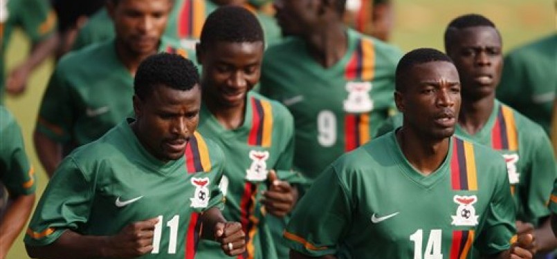 Kapten Timnas Zambia, Christopher Katongo (kiri), memimpin rekan setimnya dalam sesi latihan di Bata, Guinea Ekuatorial, Senin (6/2). 