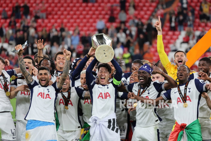 Kapten Tottenham Hotspur Son Heung-min mengangkat trofi Liga Europa,
