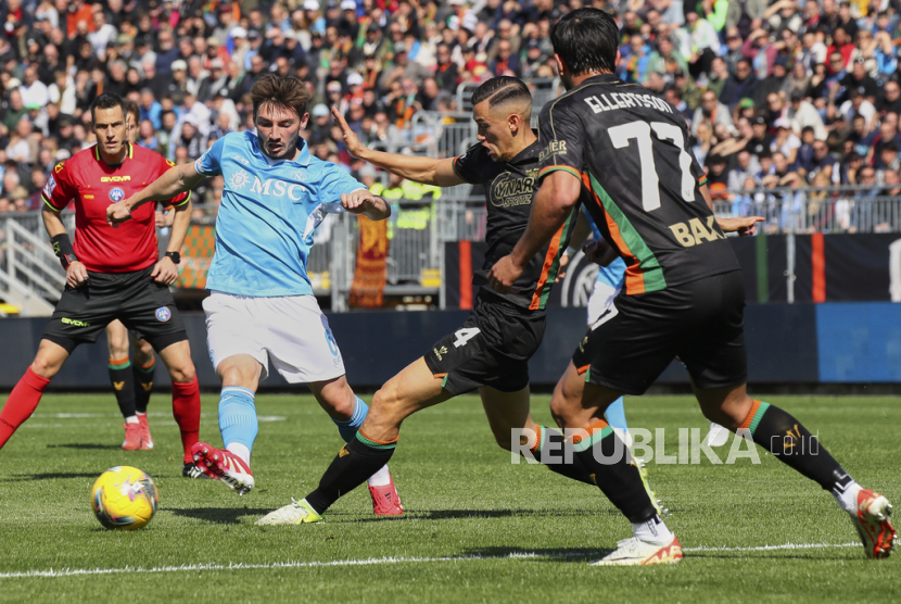 Kapten Venezia Jay Idzes (tengah) berebut bola dengan pemain Napoli Billy Gilmour dalam pertandingan sepak bola Serie A Liga Italia di Stadion Pier Luigi Penzo, Venesia, Italia, Ahad, 16 Maret 2025. 