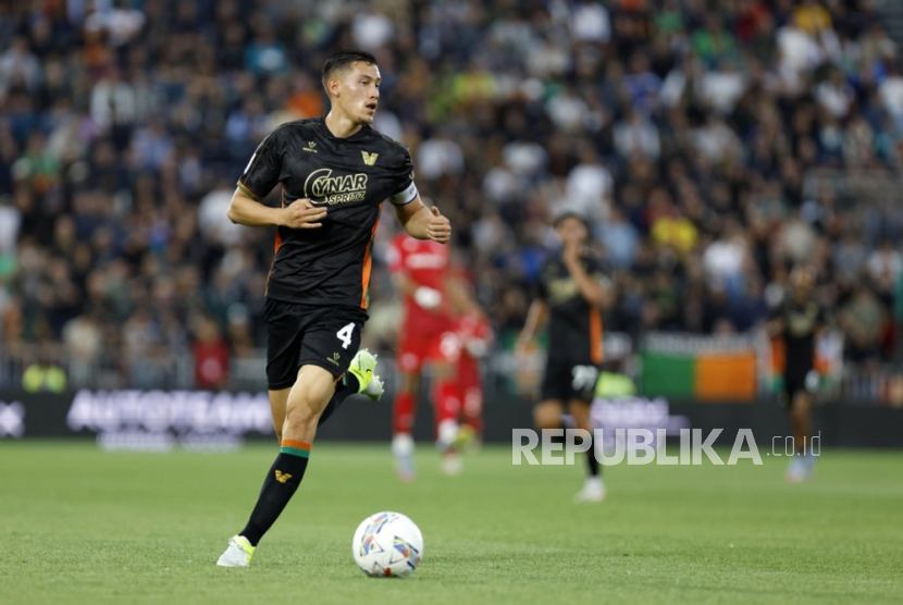 Kapten Venezia yang juga kapten timnas Indonesia Jay Idzes membawa bola dalam pertandingan Serie A Liga Italia melawan Fiorentina di Stadion Pier Luigi Penzi, Venezia, Selasa (13/5/2025) dini hari WIB.
