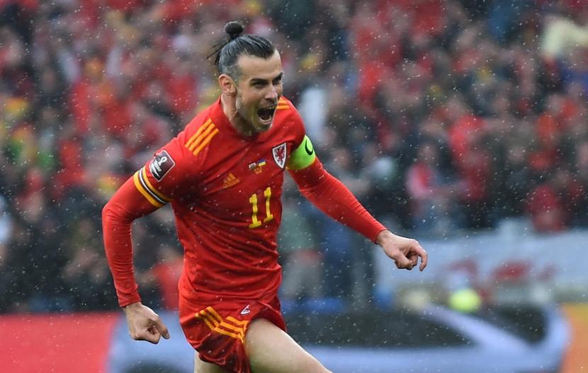 Kapten Waes Gareth Bale merayakan tendangan bebasnya yang berbuah gol bunuh diri pemain Ukraina Andriy Yarmolenko pada laga playoff Piala Dunia 2022. Wales mengalahkan Ukraina 1-0 di Cardiff, Ahad (5/6/2022) untuk lolos ke Qatar.
