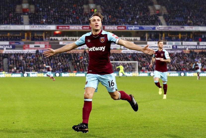 Kapten West Ham United, Mark Nobel merayakan gol ke gawang Huddersfiled pada laga Liga Primer di Stadion John Smith, Sabtu (13/1).