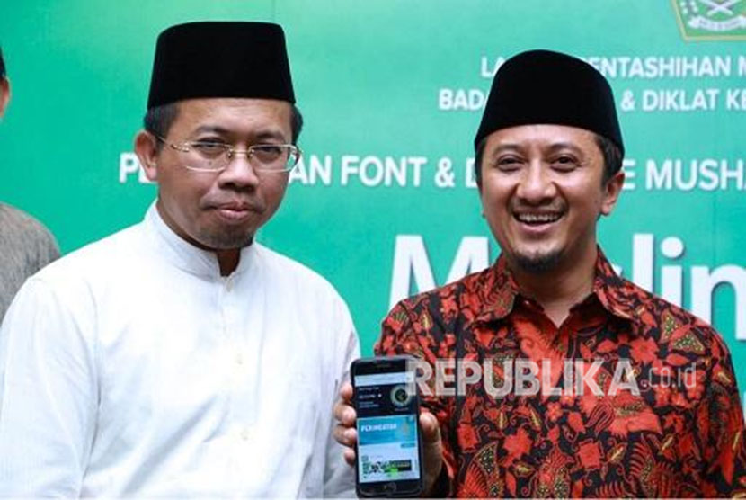 Kapus LPMQ Muchlis Hanafi dan Ustaz Yusuf Mansyur saat menunjukkan aplikasi font mushaf Alquran standar Indonesia 