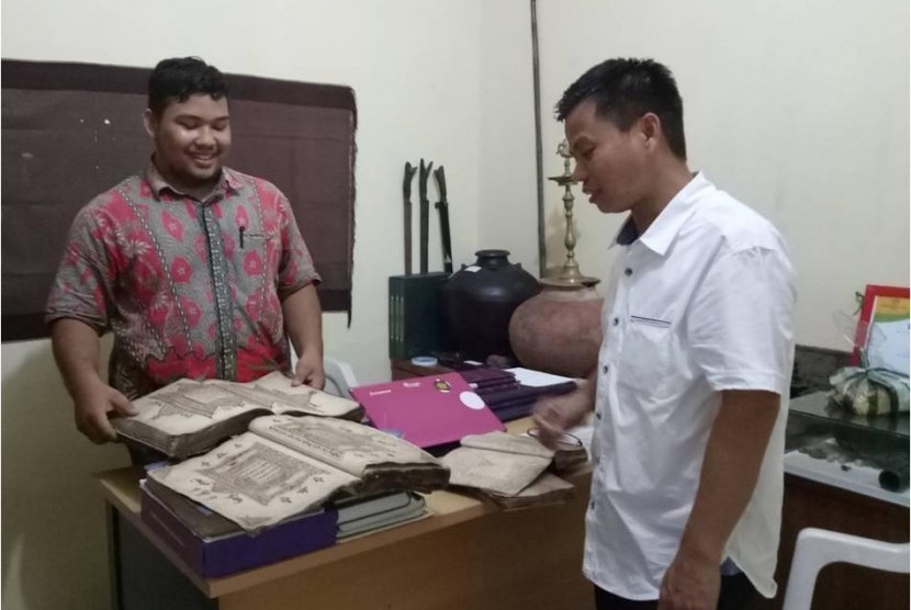 Kapuslitbang Lektur M Zain mengamati naskah masnuskrip keagamaan di Mapesa Banda Aceh.