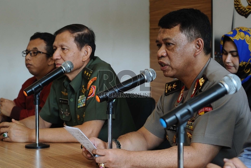  Kapuspen TNI M Fuad Basya (kedua kiri), Kadiv Humas Mabes Polri, Anton Charliyan (kanan) berbicara saat konfrensi pers dengan perwakilan Ormas islam di Mabes Polri, Jakarta, Rabu (22/7).