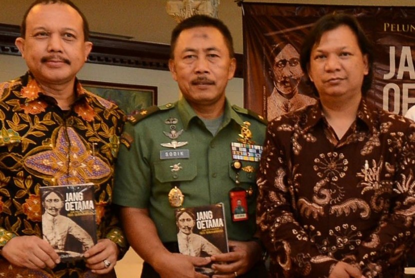 Kapuspen TNI Mayjen Endang Sodik (tengah) dimutasi jadi Perwira Staf Ahli Tingkat III Bidang Komsos Panglima TNI.