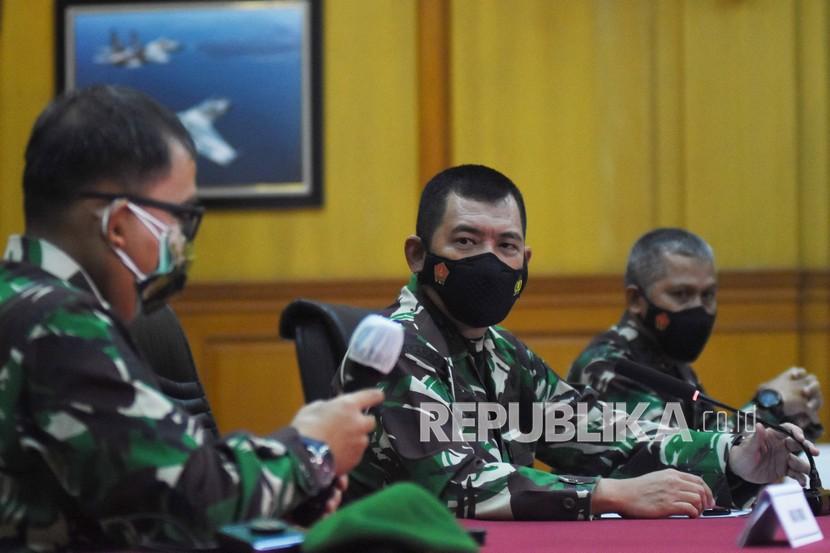 Kapuspen TNI Mayjen TNI Achmad Riad (tengah)