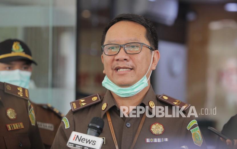 Kapuspenkum Kejagung Hari Setiyono (tengah) memberikan keterangan kepada wartawan terkait perkembangan kasus Djoko Tjandra di Gedung Bundar, Kejagung, Jakarta, Selasa (4/8/2020). Kejaksaan Agung (Kejagung) mendalami dugaan adanya pelanggaran pidana yang dilakukan Jaksa Pinangki Sirna Malasari terkait pertemuannya dengan Djoko Tjandra.