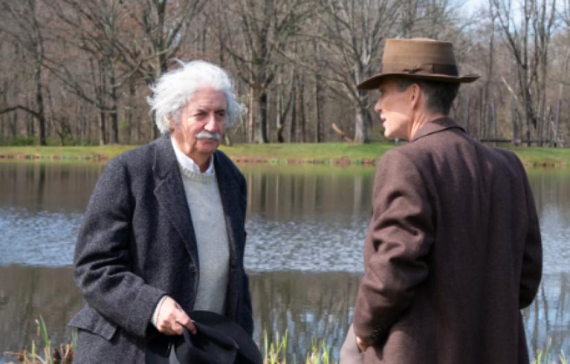 Karakter Albert Einstein (kiri) dan J Robert Oppenheimer (kanan) di film Oppenheimer. Dalam film, bagi Einsten, karya Oppenheimer tetap tidak termaafkan. 