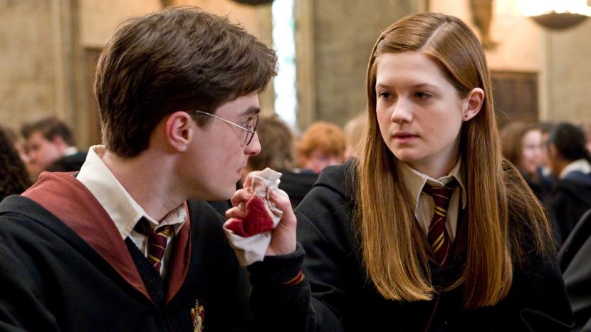 Karakter Ginny (kanan) dalam film Harry Potter. Karakter tersebut dinilai gagal jika dibandingkan novelnya.