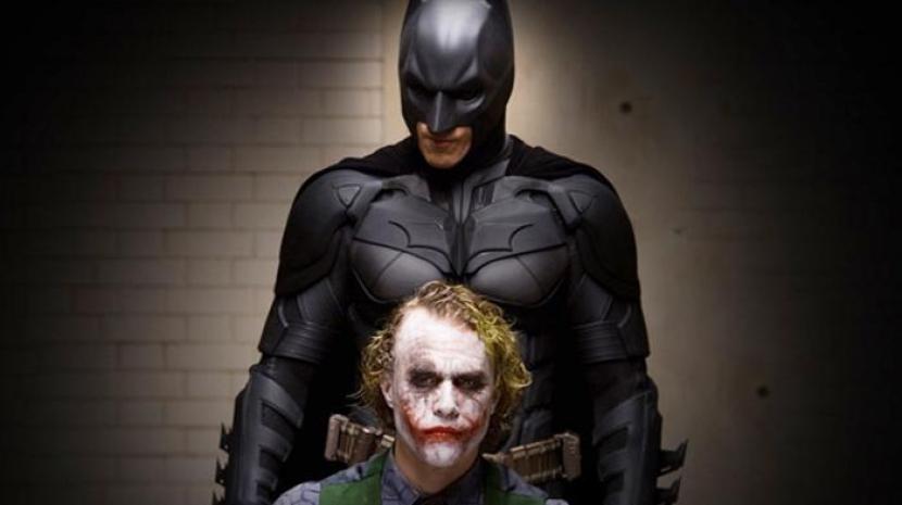 Karakter Joker dan Batman. Joker memiliki satu superhero yang amat ditakuti dan ternyata itu bukan Batman.