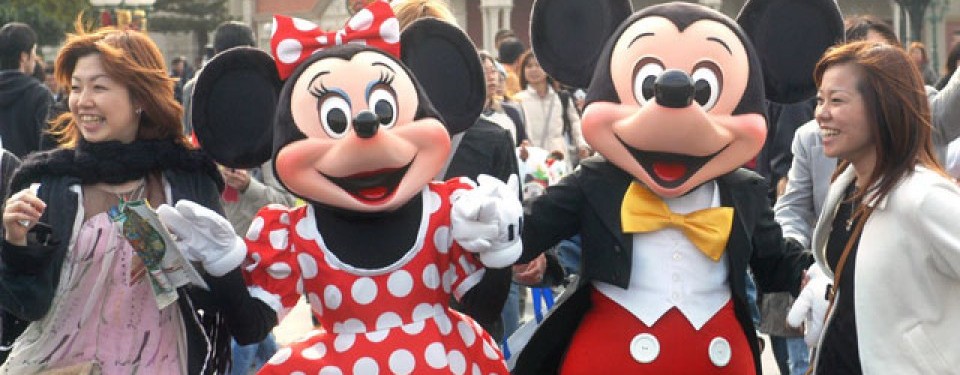Karakter kartun Mickey dan Minnie Mouse di Disneyland Tokyo