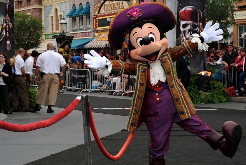 Karakter Mickey Mouse di Disneyland.