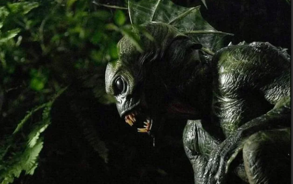 Karakter monster Orang Ikan dalam film Orang Ikan. Kostum monster ini tidak menggunakan CGI.