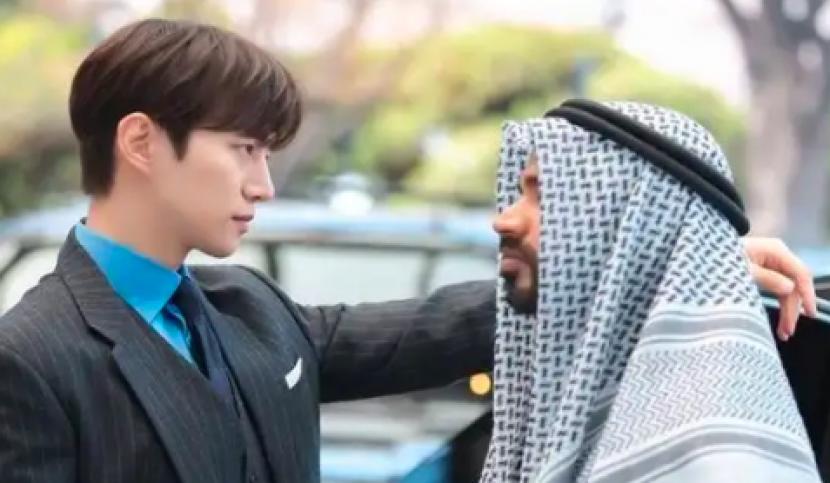 Karakter Pangeran Samir (kanan) di serial drama Korea King The Land mendapat kritikan. Setelah kritik semakin besar, tim produksi akhirnya buka suara.