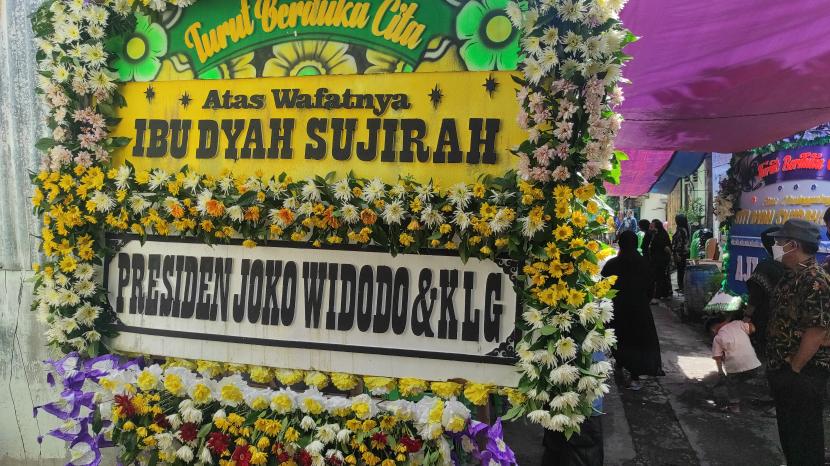 Karangan bunga belasungkawa dari Presiden Joko Widodo atas berpulangnya istri Wiji Thukul, Sipon, Jumat (6/1/2023).
