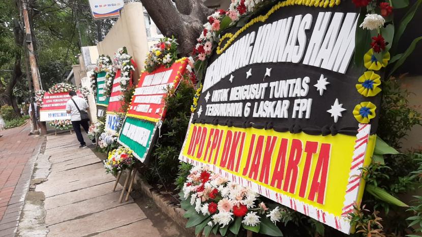 Karangan bunga berisi pesan dukungan kepada Komnas HAM untuk mengusut kasus polisi vs anggota FPI di KM50 Tol Jakarta-Cikampek di depan kantor Komnas HAM, Jakarta Pusat. 