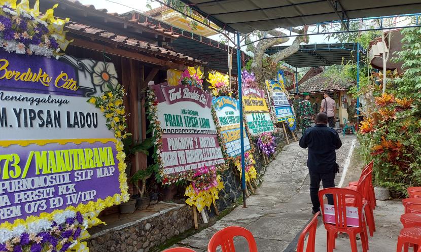  Karangan bunga berjejer di jalan menuju rumah duka Praka Yipsan Ladou, di Glodogan, Kelurahan Harjosari, Bawen, Kabupaten Semarang, Jateng.