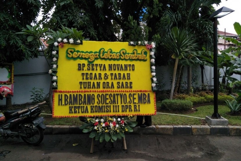 Karangan bunga dari Bambang Susatyo untuk Setya Novanto yang sedang dirawat di RSCM, Sabtu (18/11)