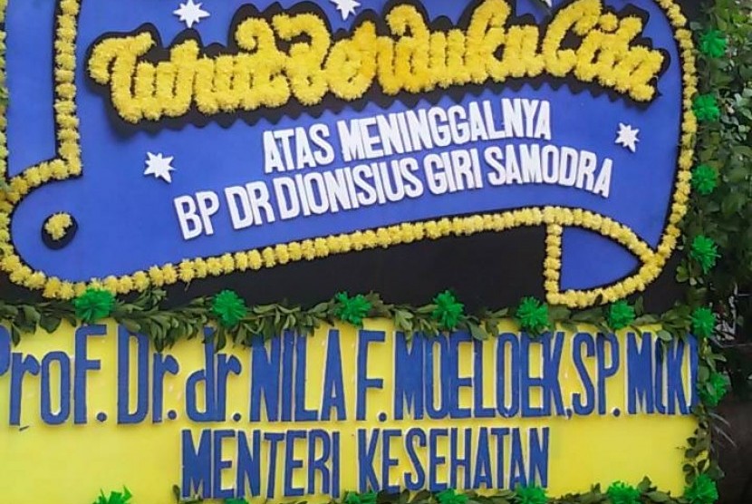 Karangan bunga dari Menteri Kesehatan Nila F Muluk di rumah duka dr Dionisius Gigi Samudra, di Perumahan Pamulang Indah, Tangerang Selatan, Jumat (13/11).