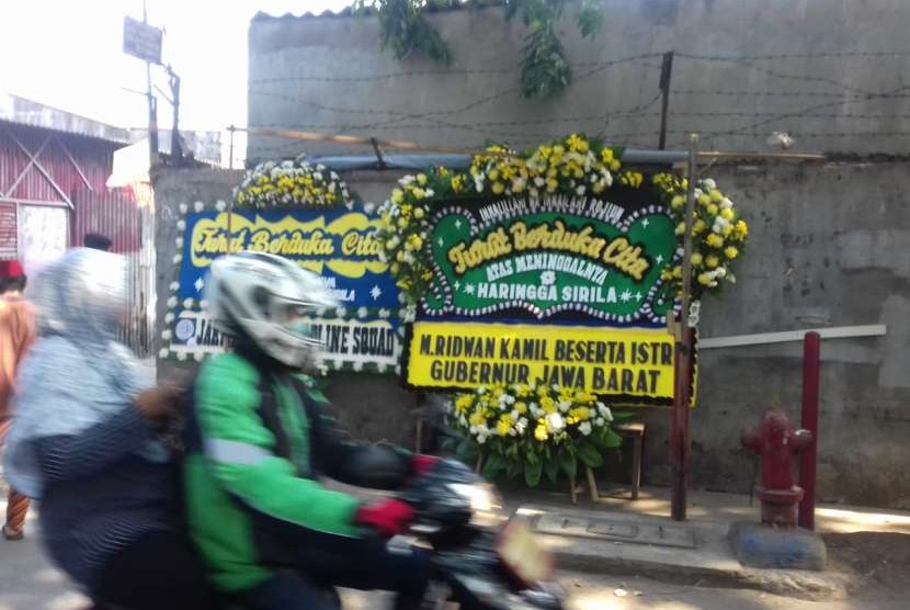 Karangan bunga dari Ridwan Kamil, di kediaman Haringga Sirila, Cengkareng, Jakarta Barat. 