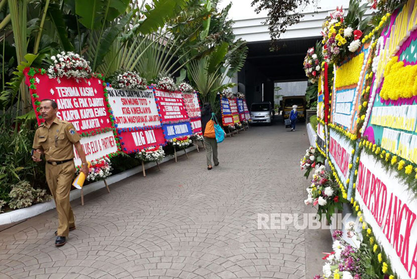 Karangan bunga di Balai Kota DKI Jakarta, Senin (9/10).