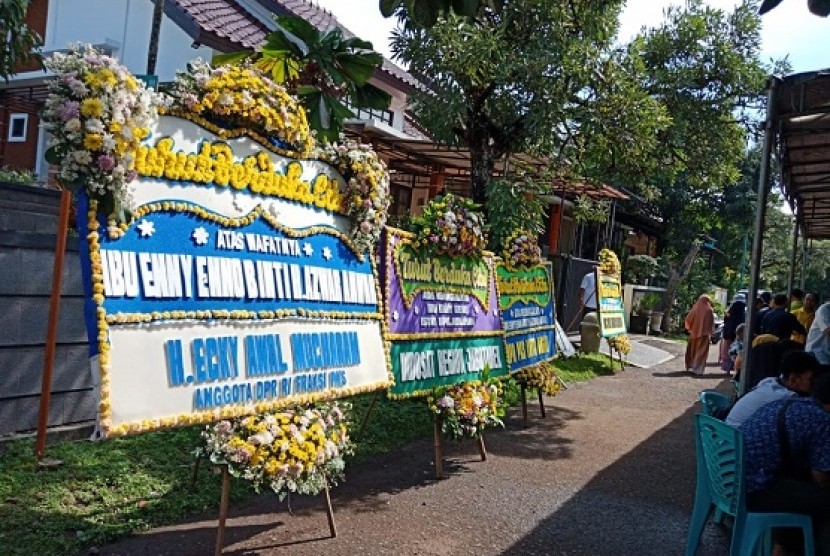 Karangan bunga di sekitar kediaman almarhumah Enny Retno, korban angin puting beliung di Bogor, Jumat (7/12)
