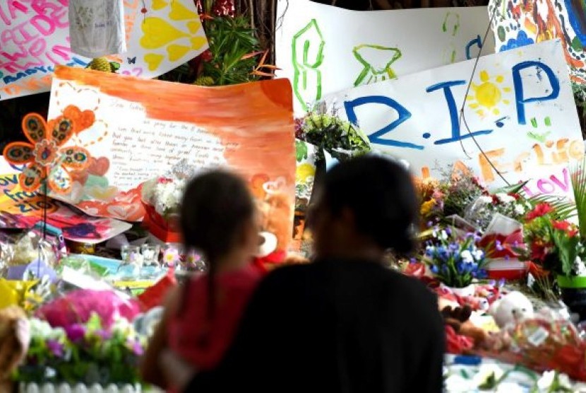 Karangan bunga di taman dekat lokasi kejadian pembunuhan 8 anak-anak di daeah Manoora, Kota Cairns, Australia pada 21 Desember 2014.