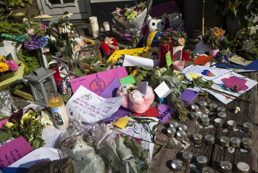 Karangan bunga diletakan di perkarangan rumah korban pesawat Malaysia Airlines MH17 yang jatuh