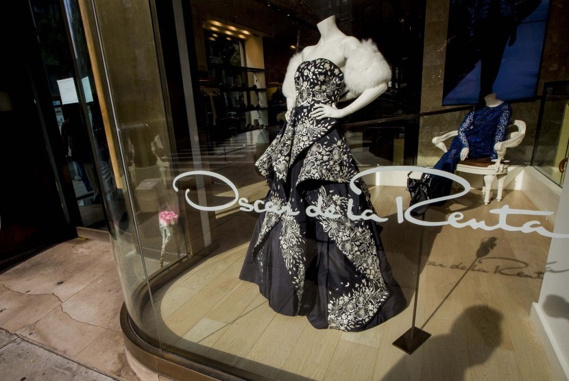Karangan bunga diletakkan di depan butik Oscar de la Renta di Manhattan, New York, untuk mengenang sang desainer yang wafat pekan lalu.