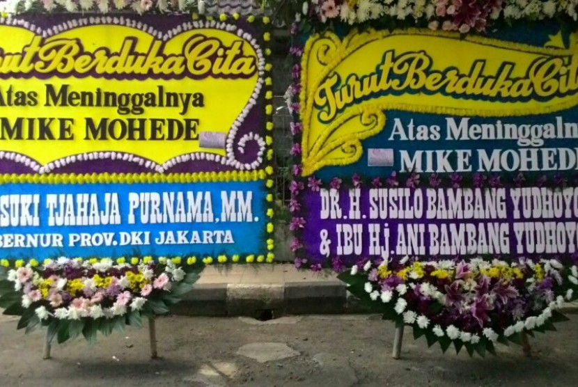 Karangan bunga duka cita dari Gubernur DKI Jakarta dan Susilo Bambang Yudhoyono menghiasi kediaman Mike Mohede di Bintaro, Tangsel, Senin (1/8).